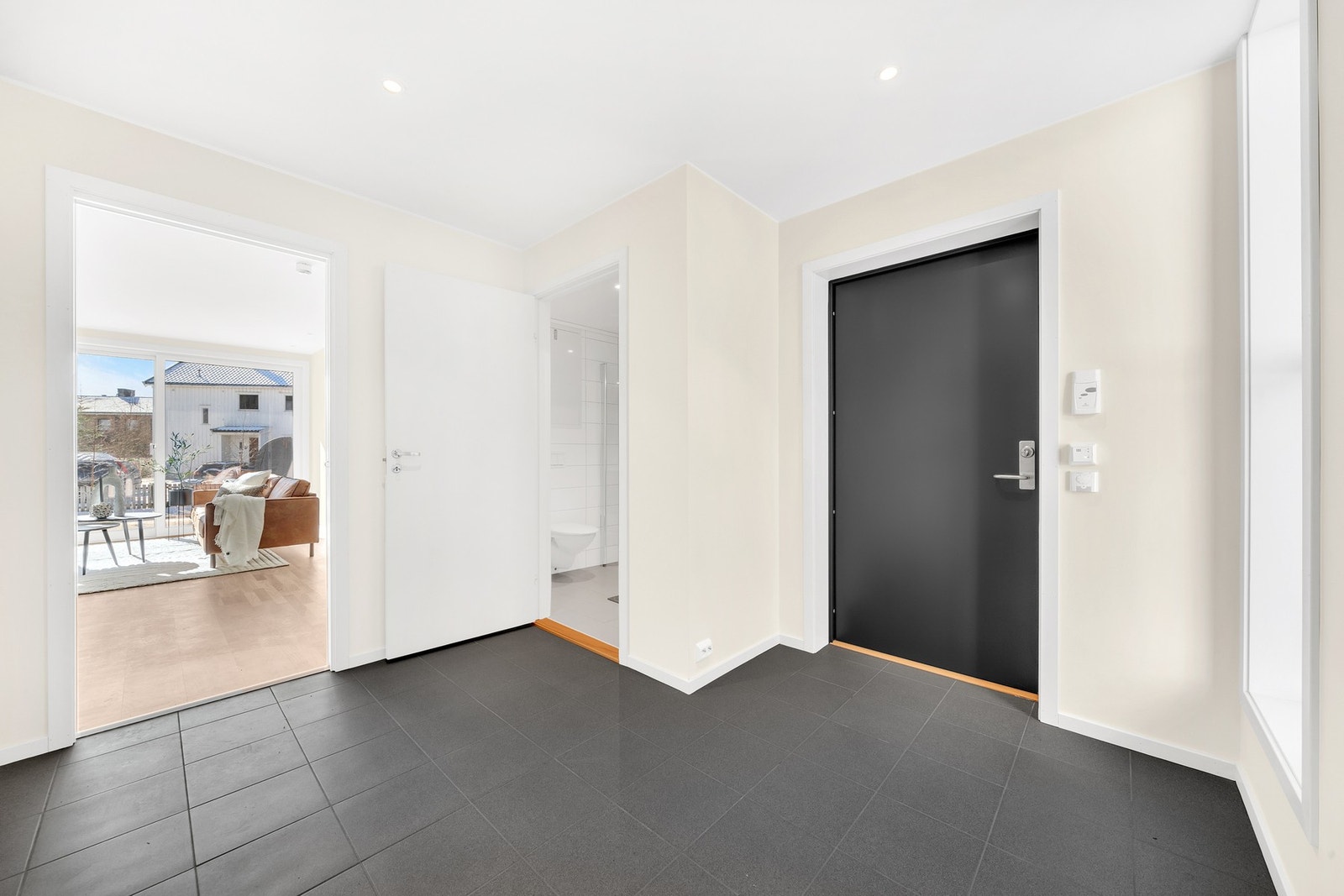 Romslig og innbydende entre på hele 8 kvm. Galleribilde