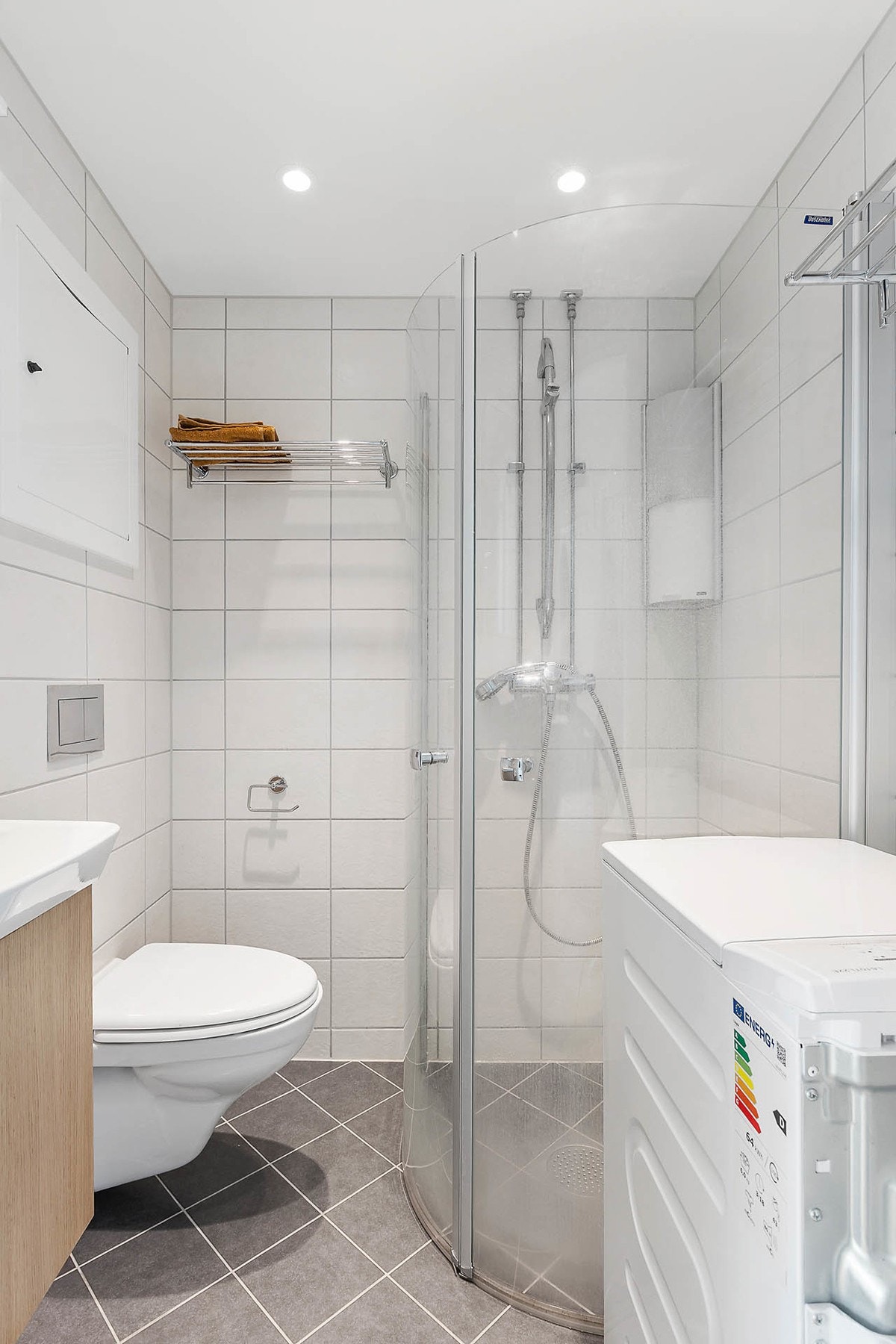 Flislagt bad med gulvarme pusset opp i regi av borettslag i 2018. Galleribilde