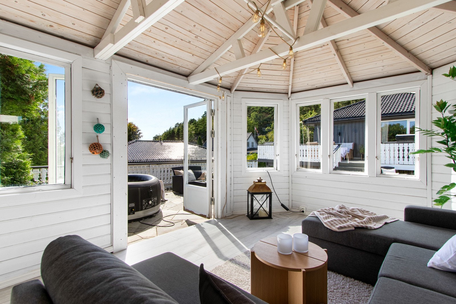 Godt skjermet i enden av hagen er det etablert et sjarmerende lysthus i tre med laminatgulv, hvitmalte vegger innvendig, flere store vinduer og innlagt strøm. Galleribilde