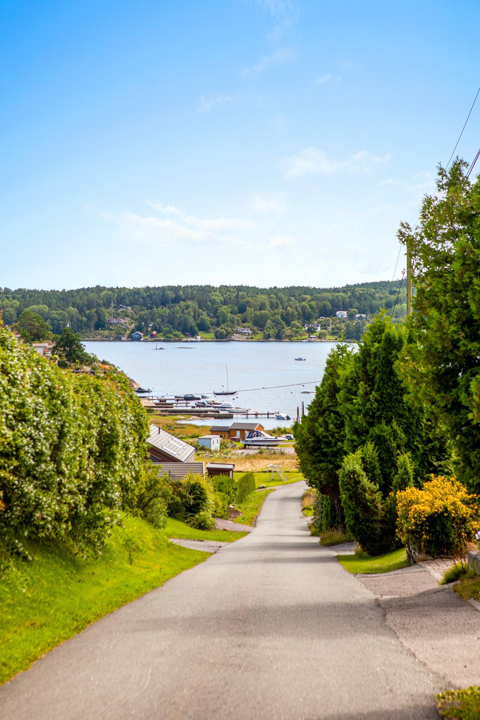 Det er kun en liten rusletur ned til flotte bademuligheter, en liten sandstrand og en brygge med båtplasser. Galleribilde