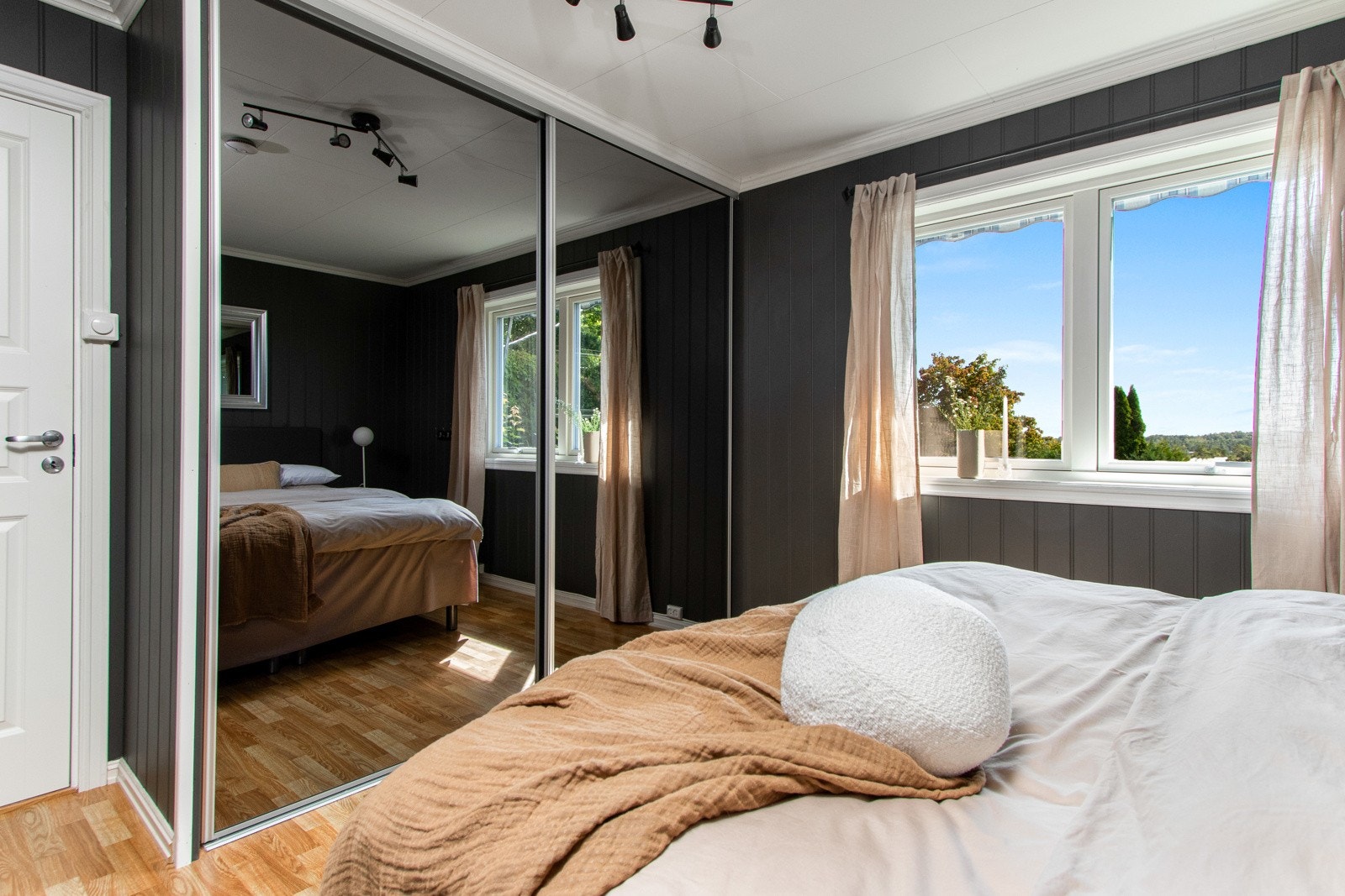 Hovedsoverommet er utstyrt med skyvedørsgarderobe med speilfronter. Galleribilde