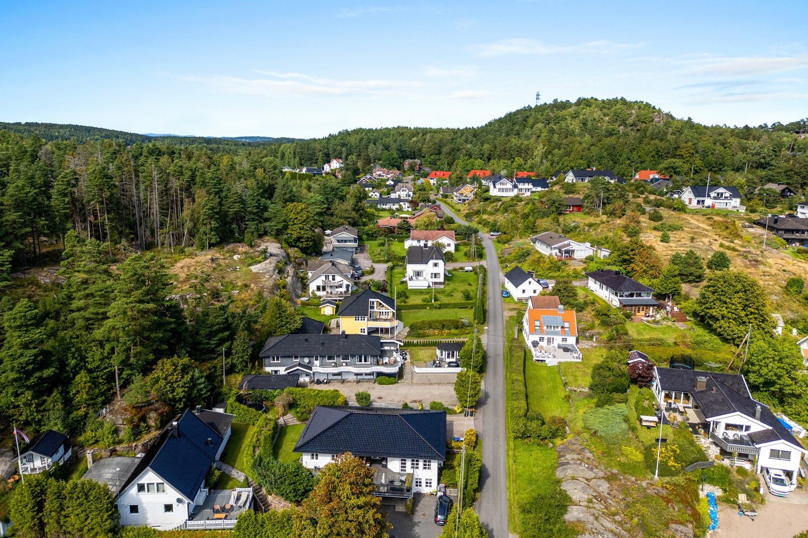Buerstadveien 23 er en stor enebolig med 7 soverom og utleiedel (ikke godkjent) på 127 kvm. Galleribilde