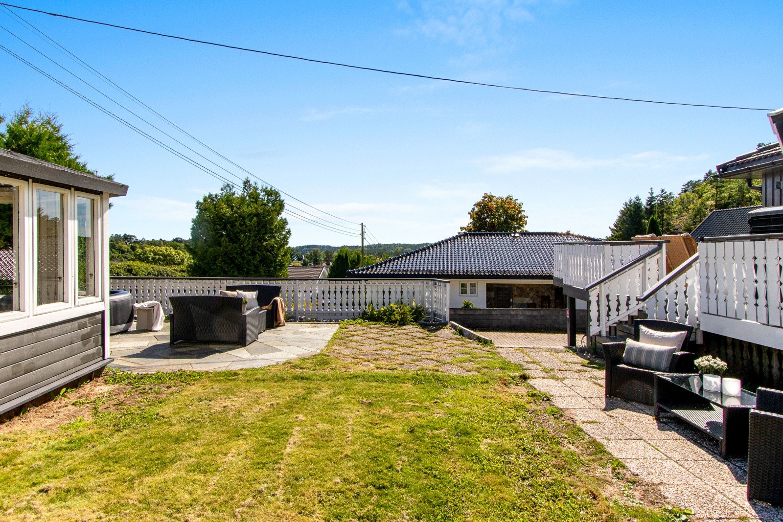 Eiendommen har en relativt flat tomt over to nivåer på til sammen 848,7 kvm. Galleribilde