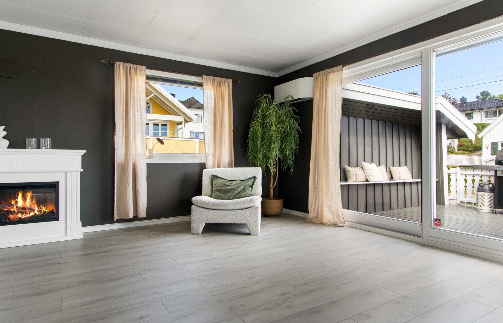 Gode vindusflater på tre sider gir gode lysforhold og en stor skyvedør i glass på endeveggen åpner opp til den solrike terrassen. Galleribilde