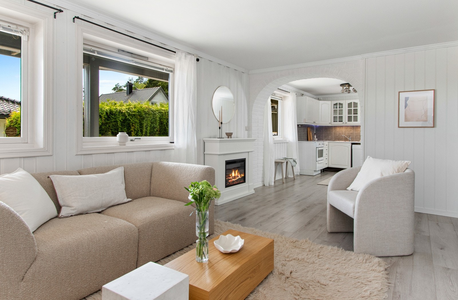 Stor, todelt stue som gir plass for egen dagligstue og spisestue. Galleribilde