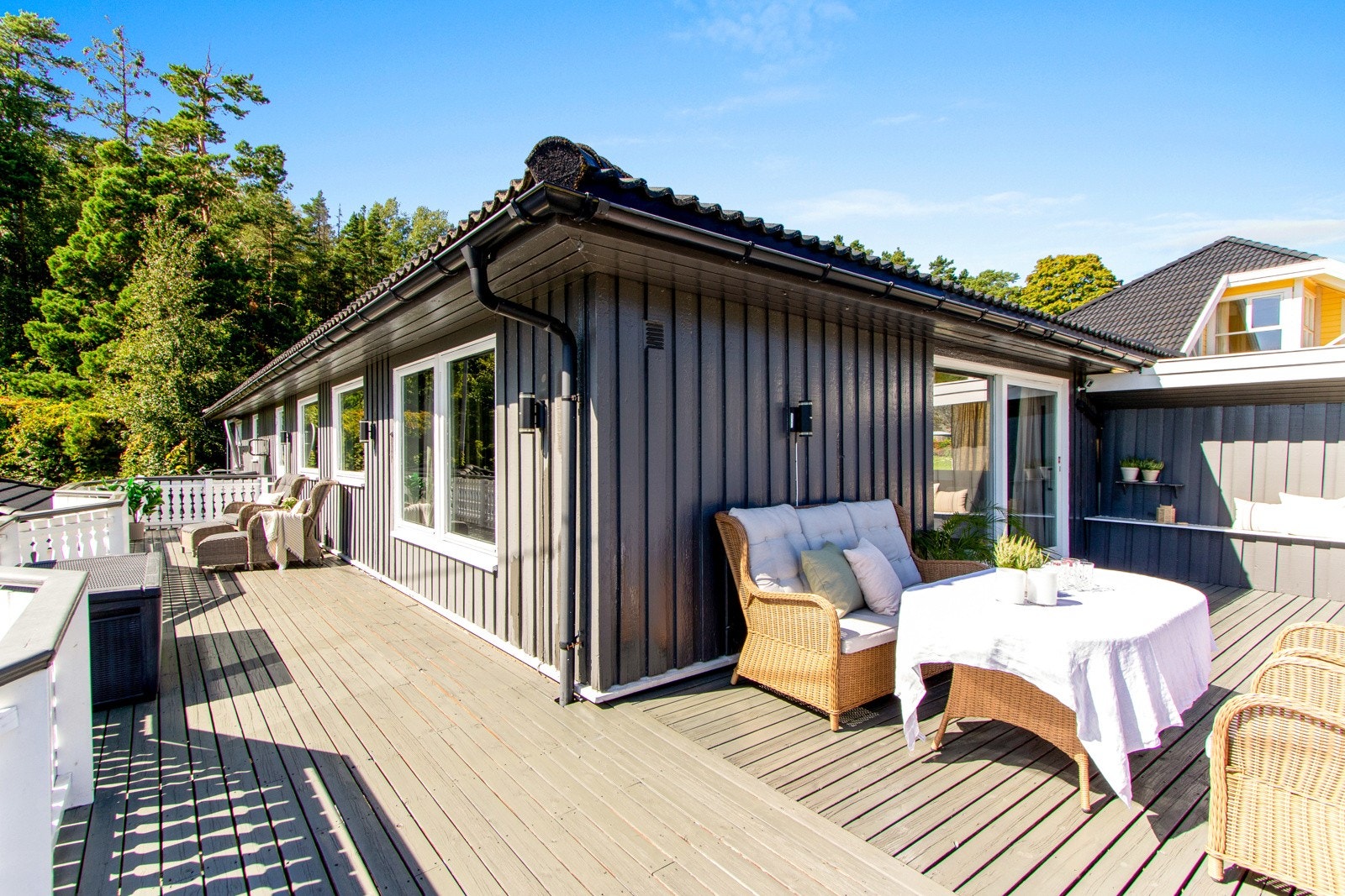 Langs to sider av boligens første etasje er det en meget stor terrasse. Galleribilde
