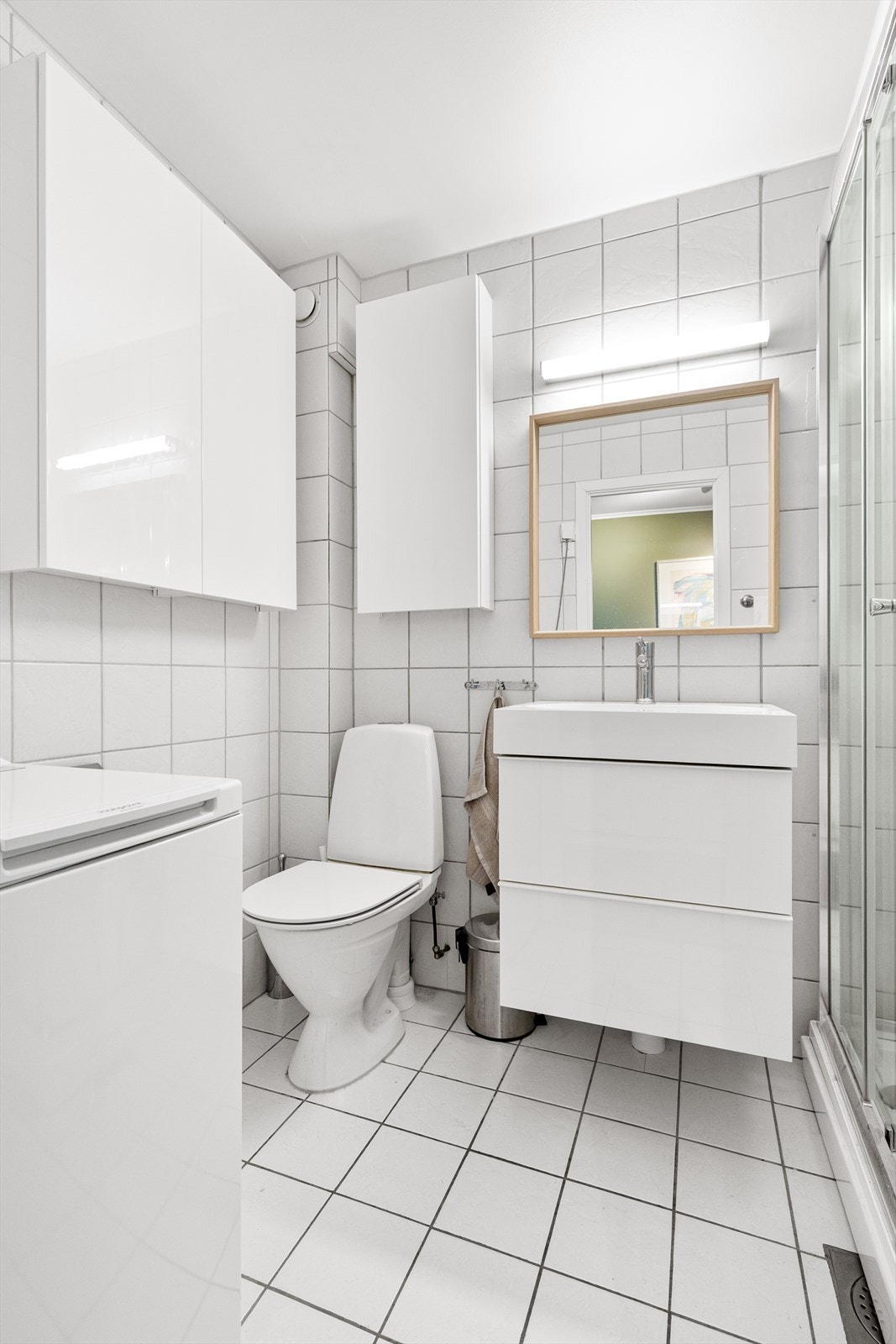 Badet et utstyrt med elektriske varmekabler i gulv Galleribilde