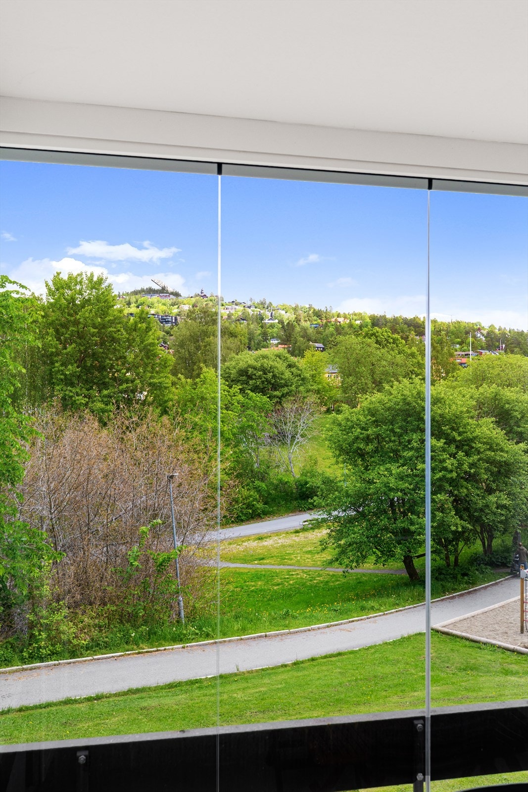 Balkongen er innglasset og har en flott uforstyrret utsikt mot Holmenkollen Galleribilde