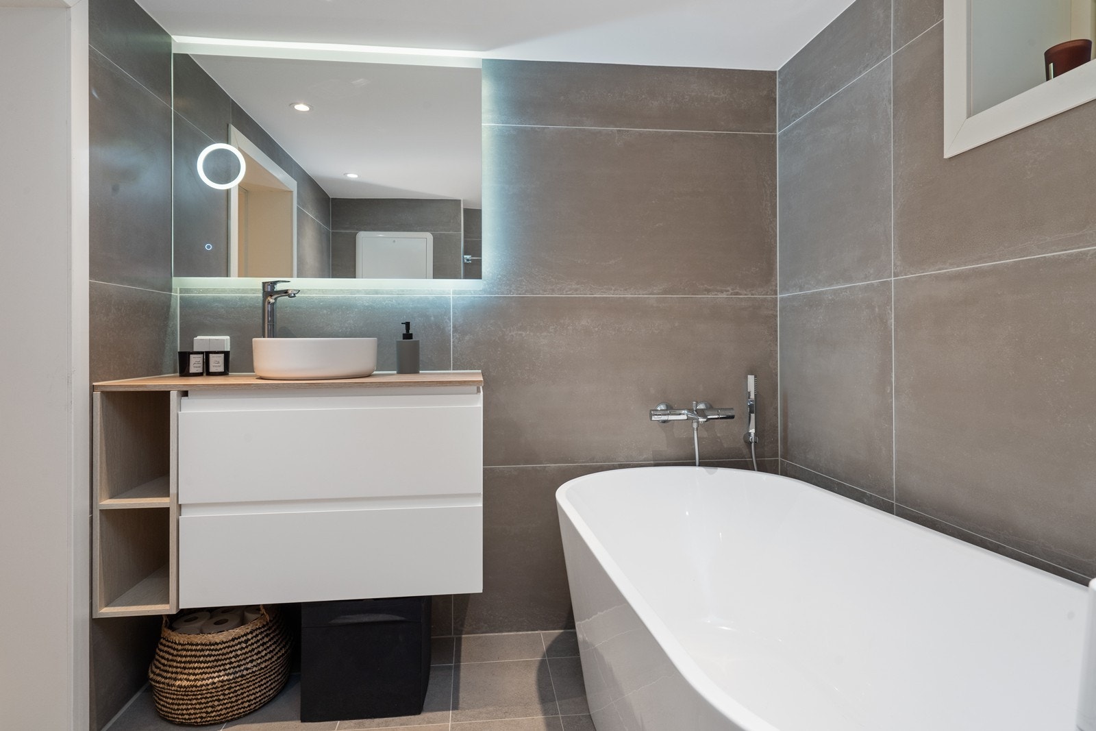 Flislagt bad med nedfelt servant og lekre detaljer - renovert i 2022. Galleribilde