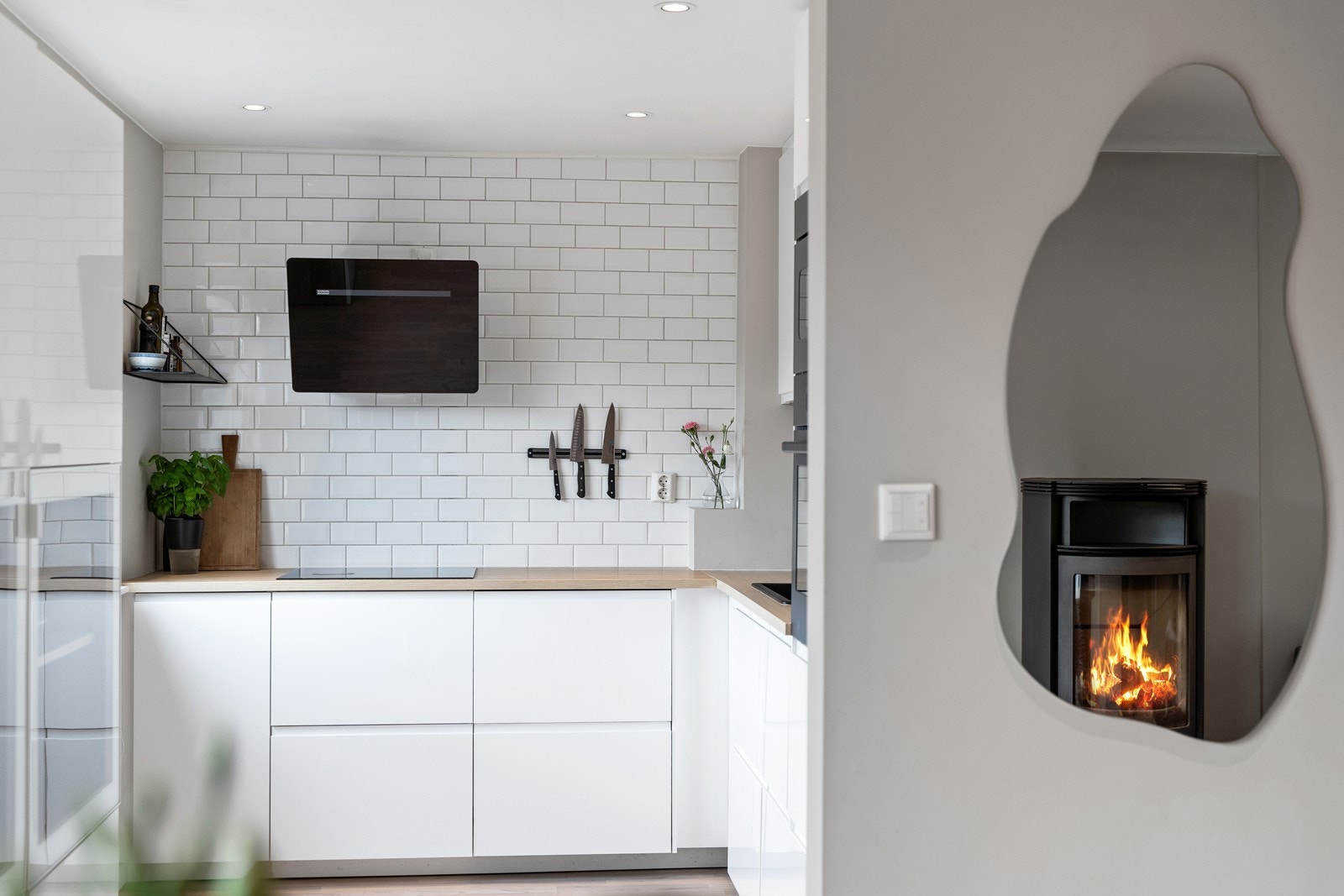 Stilrent kjøkken med glatte fronter, laminatbenkeplate og integrerte hvitevarer. Galleribilde