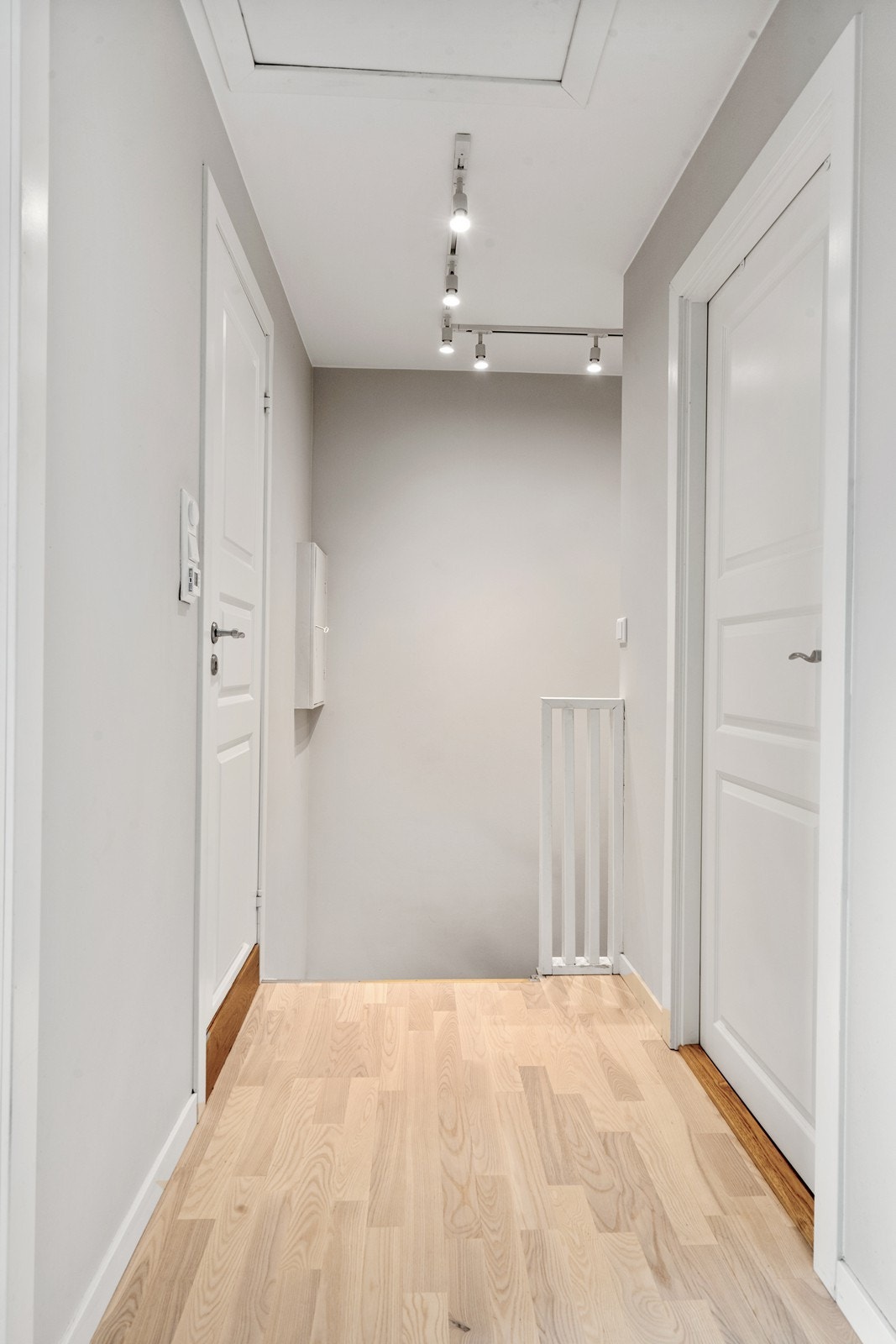 Lys og trivelig gang i 2. etasje, med adkomst til soverom og bad. Galleribilde