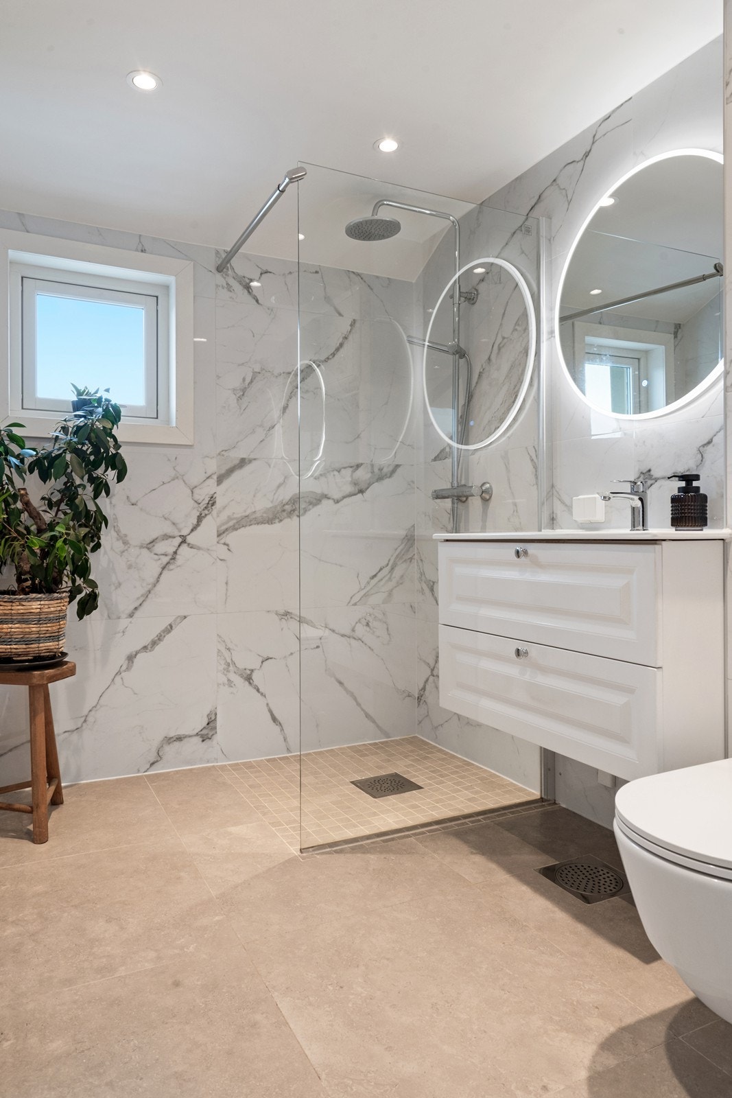 Delikat bad i 2. etasje med dusjhjørne og lekre, tidløse fliser - renovert i 2022. Her er det opplegg til vaskemaskin også. Galleribilde