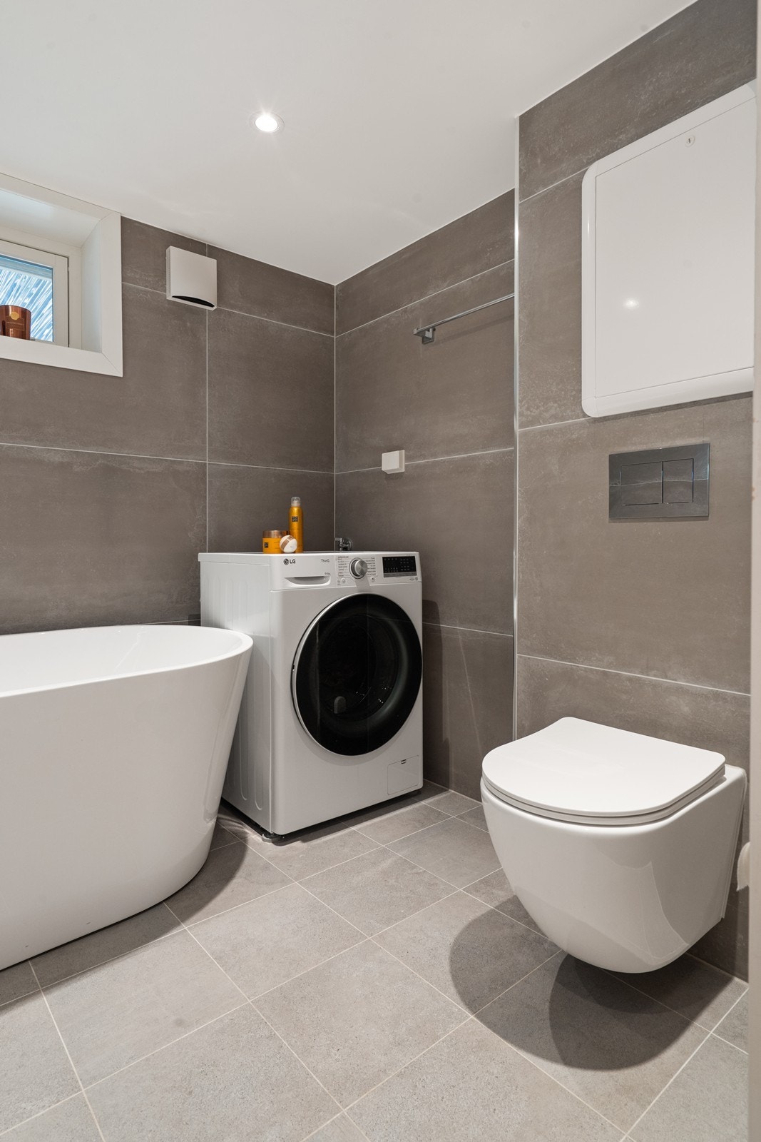 Badet i kjelleren har varmekabler i gulvet for ekstra komfort året rundt. Galleribilde