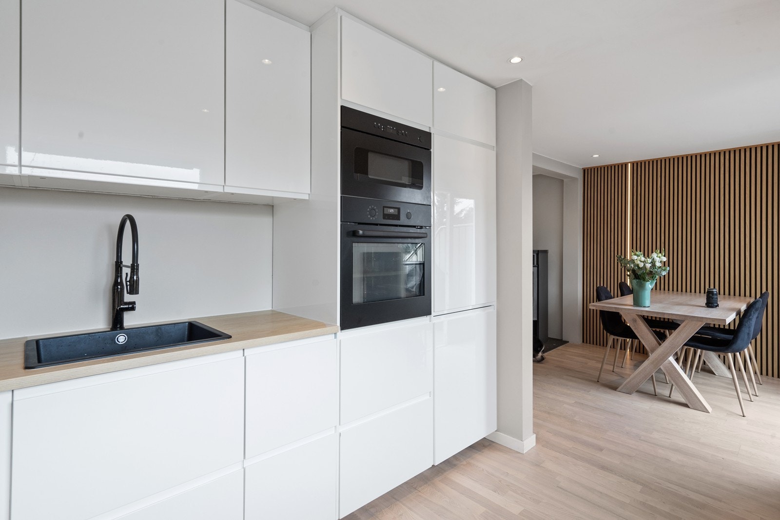 Kjøkkenet har praktiske løsninger, god skapplass og moderne hvitevarer. Galleribilde