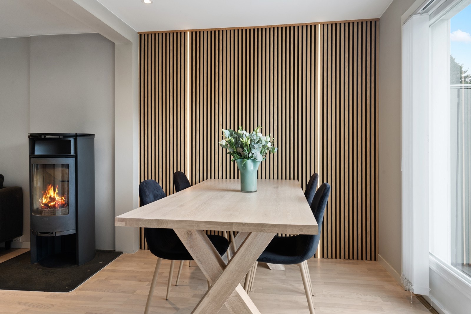 Spisestue med plass til langbord, flott integrert i åpen stue- og kjøkkenløsning. Galleribilde