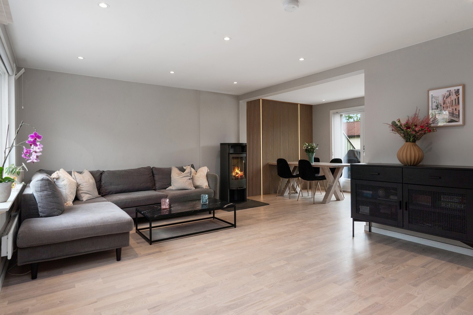 Lun stue med åpen peis - et naturlig samlingspunkt for familie og venner. Galleribilde