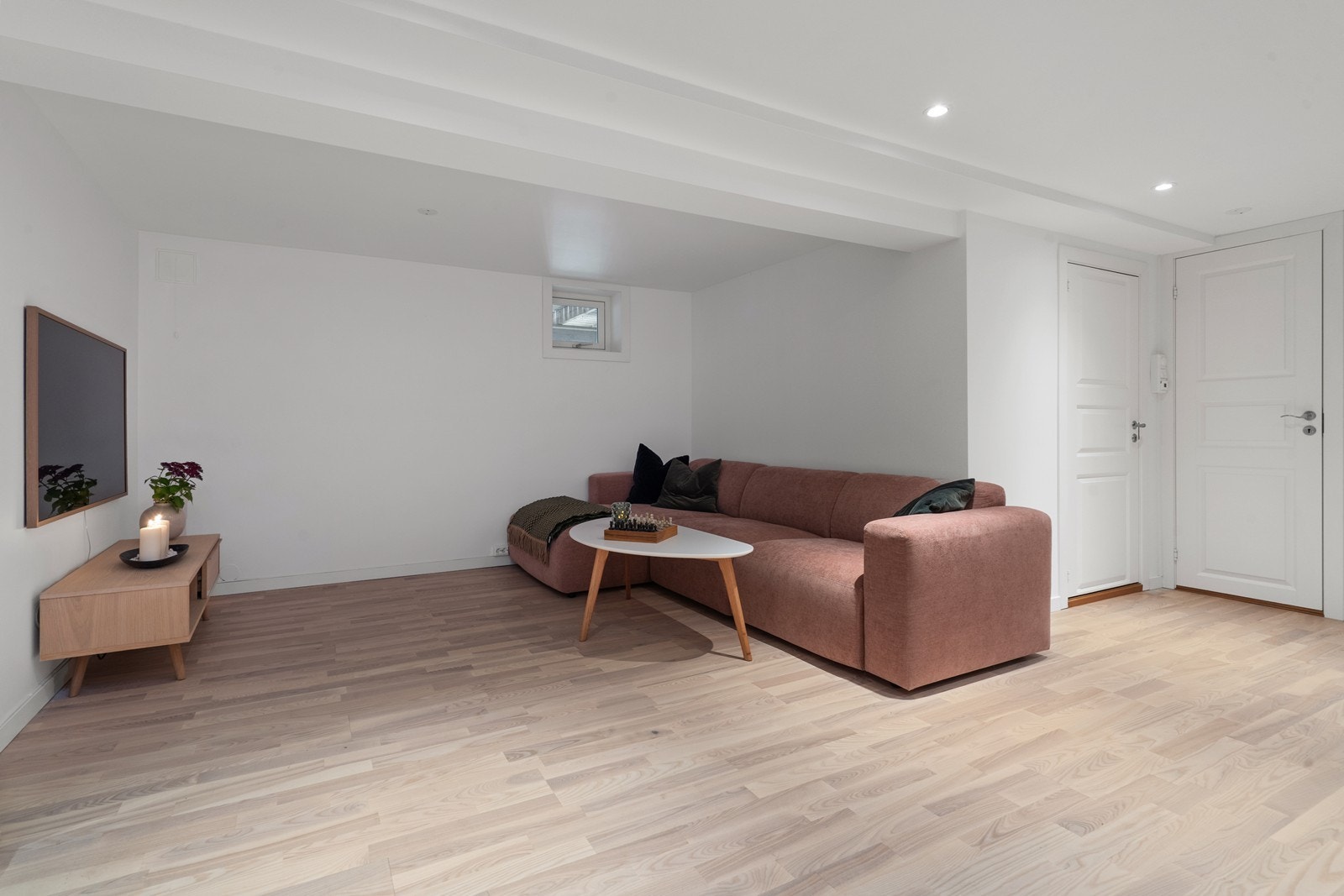 Kjellerstue med mange møbleringsmuligheter - ypperlig for TV-kvelder eller lekerom. Galleribilde