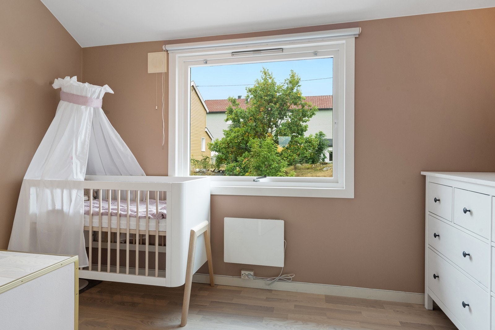 Barnerom med store vindusflater og muligheter for fleksibel innredning. Galleribilde