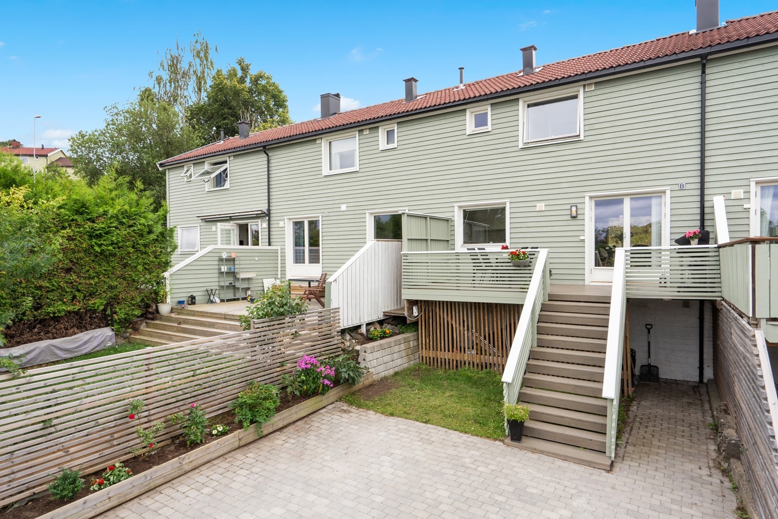 Biloppstillingsplass med plass til to biler og elbil lader. Galleribilde