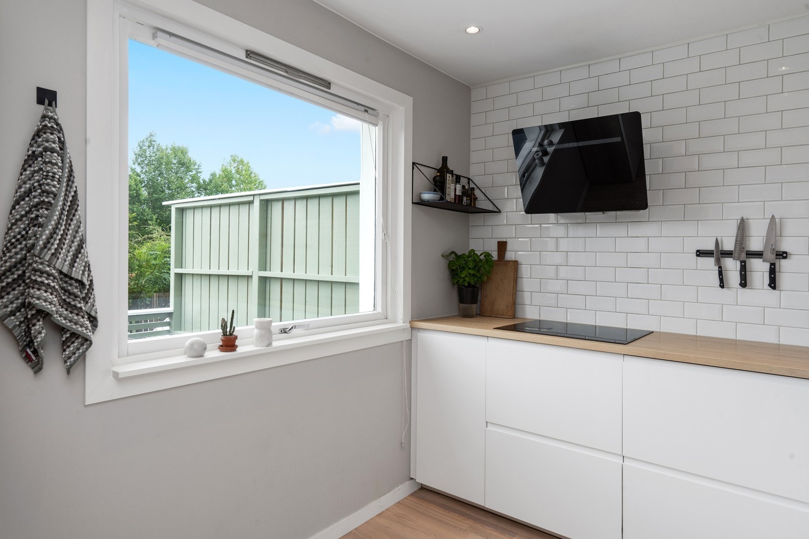 Kjøkkenet har kjøkkenventilator med kullfilter og store vinduer som skaper en åpen atmosfære. Galleribilde