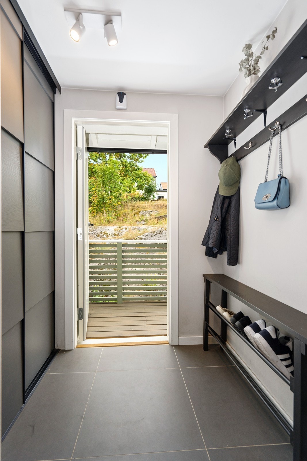 Entré med god garderobeplass og praktisk flislagt gulv. Her er det varmekabler i gulvet. Galleribilde