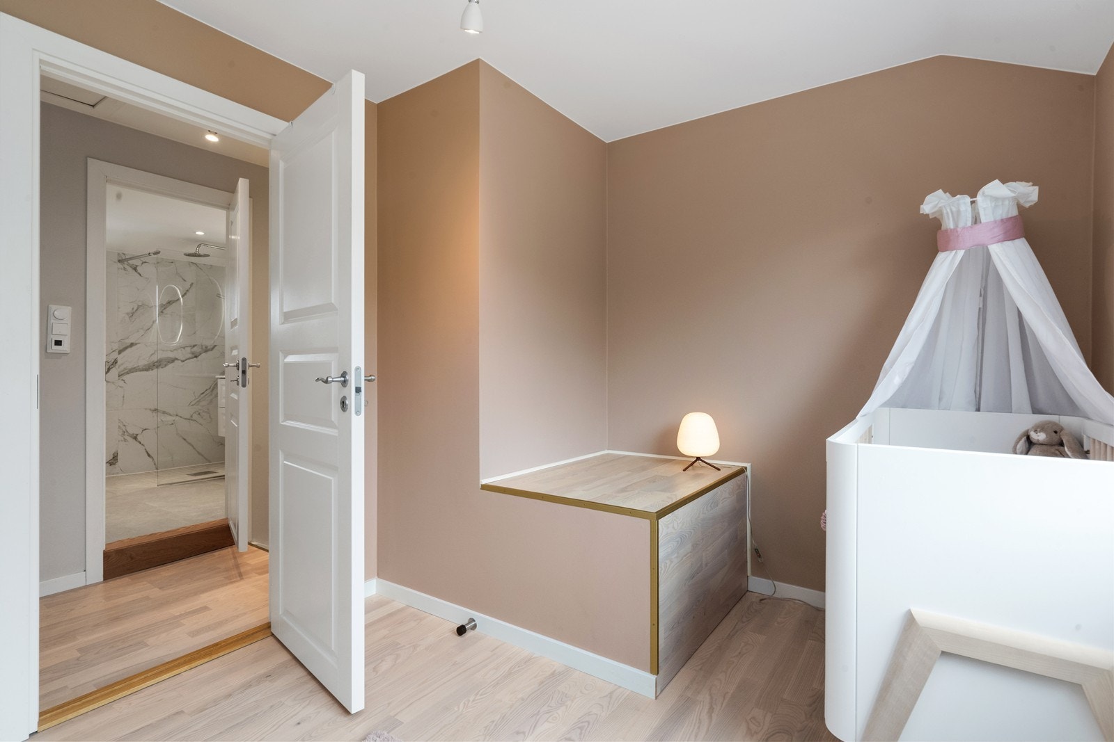 Barnerommet har lune farger og enkel tilgang til bad og øvrige rom. Galleribilde