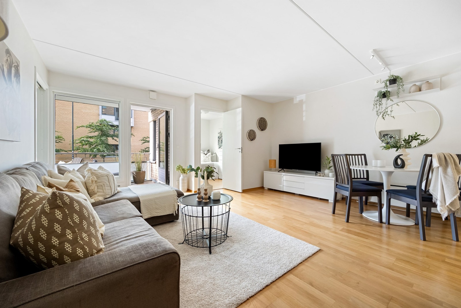 Gulvflater er belagt med 3-stavs parkett som kan slipes. Galleribilde