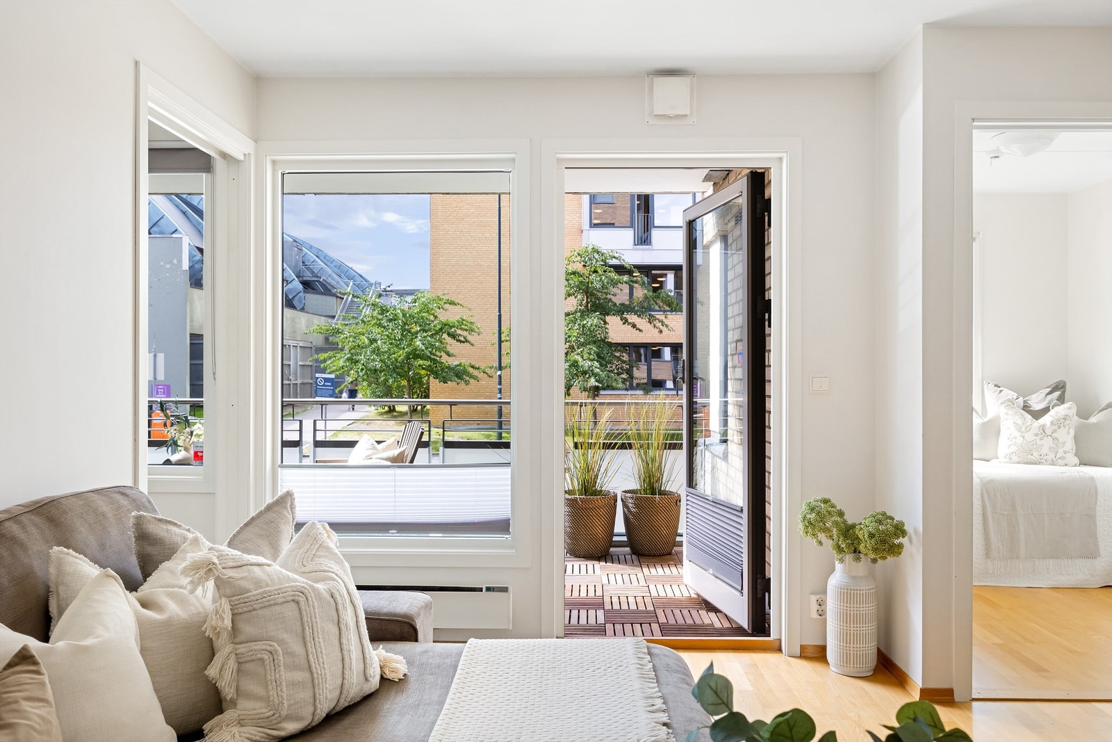 Store vindusflater og balkongdør sørger for mye naturlig lysinnslipp i stuen. Galleribilde