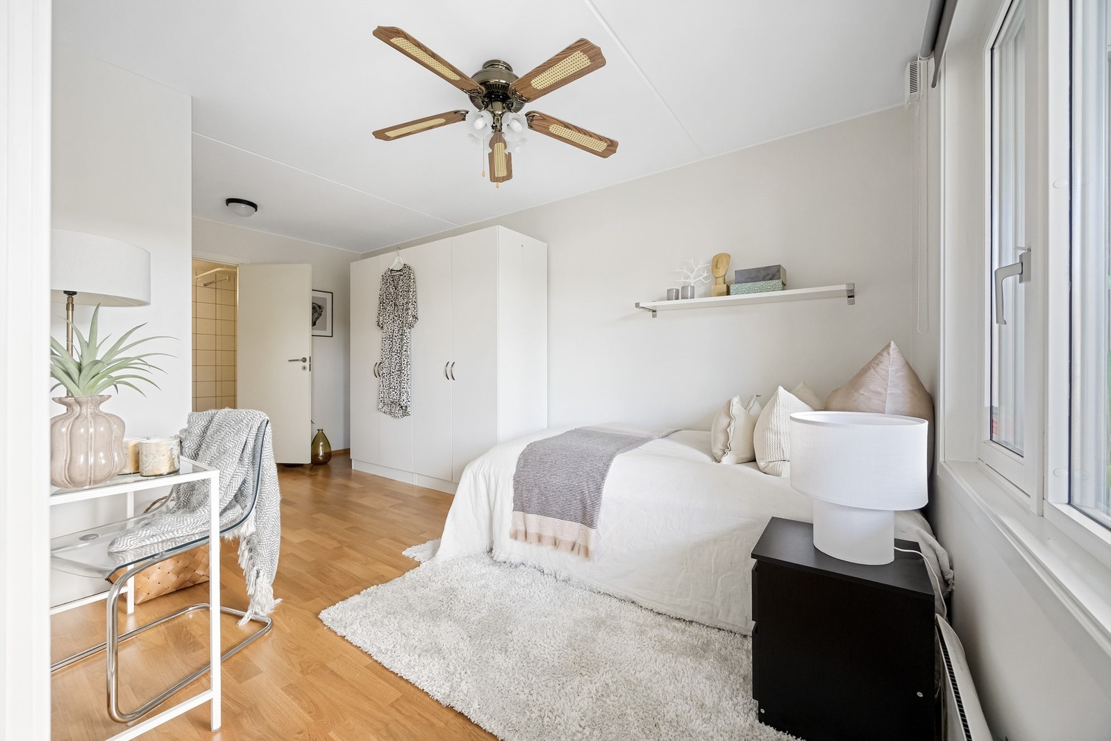 Her er det muligehter for både dobbeltseng, nattbord, høyskap og arbeidsplass. Galleribilde