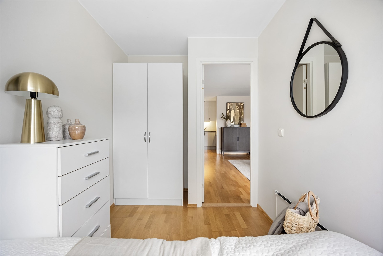 Soverom 2 er plassert i andre enden av leiligheten og har plass til både dobbeltseng, nattbord og garderobeskap. Galleribilde