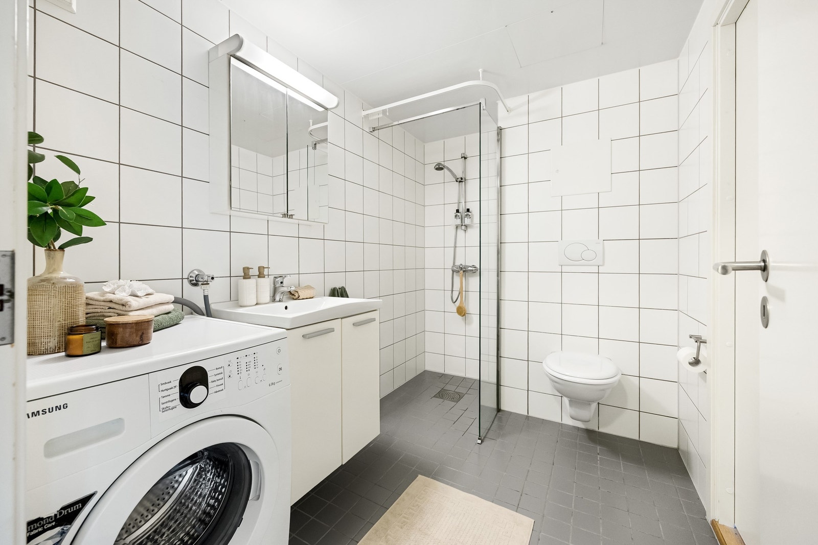 Badet har flislagt gulv med gulvvarme og flislagte vegger. Galleribilde