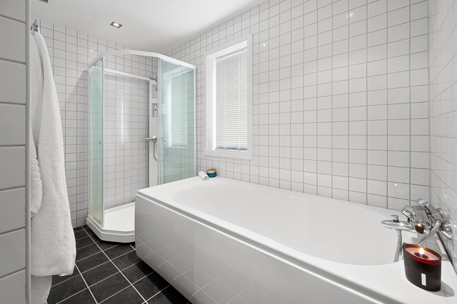 Her har man bl.a gulvvarme, veggmontert WC, servant med underskap, speil, badekar og dusjkabinett. Galleribilde