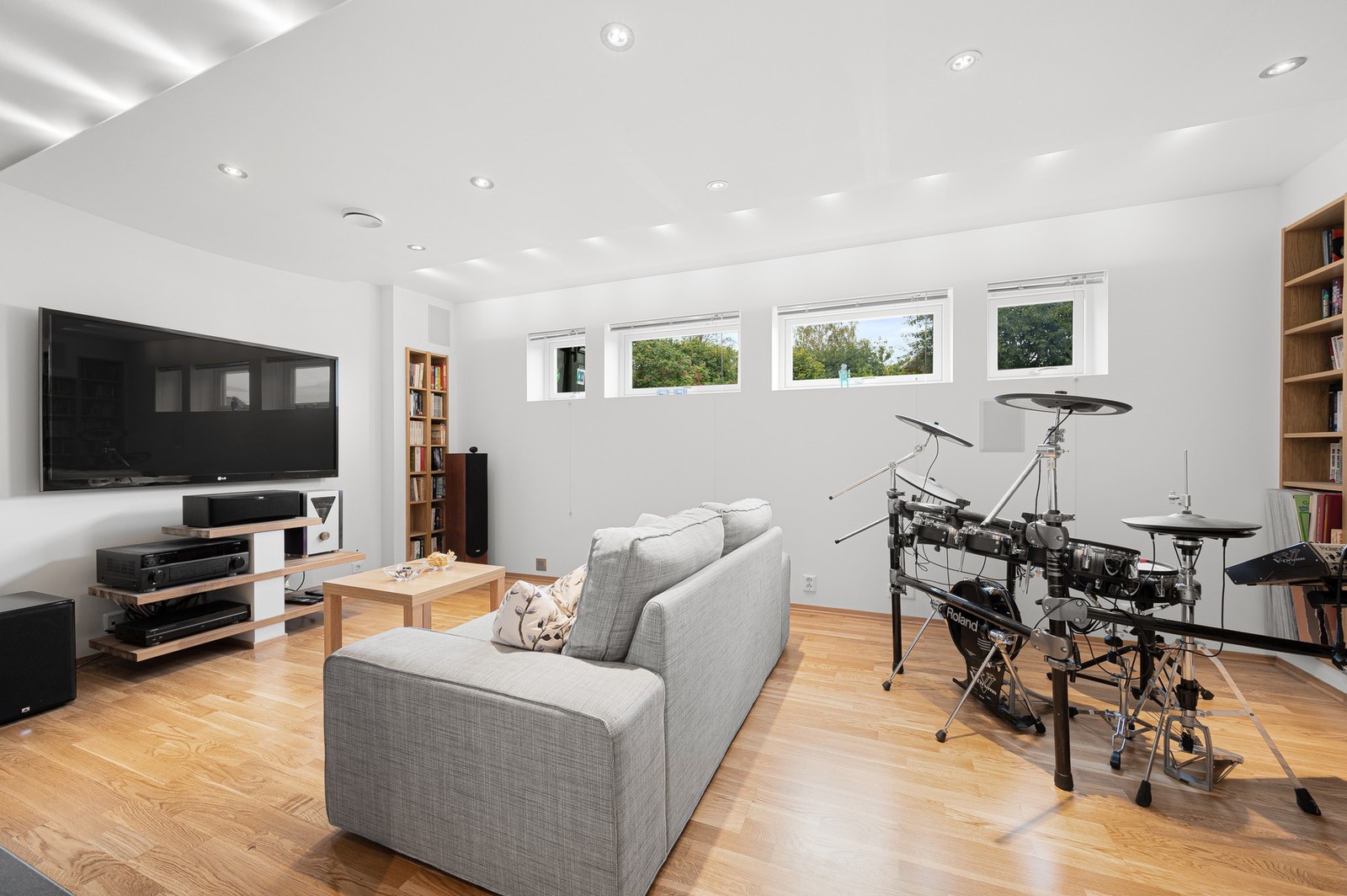 Kjellerstuen måler 18,9m², (ikke omsøkt og godkjent). Legg merke til den gode belysningen. Galleribilde