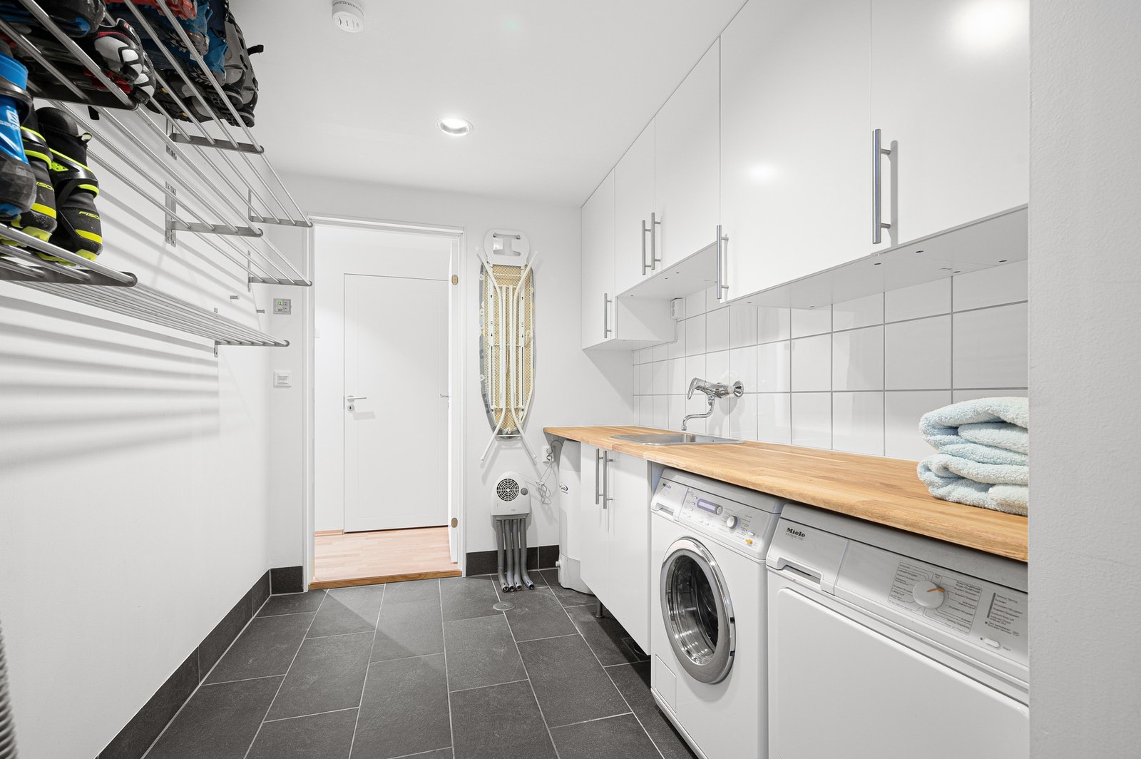 Praktisk vaskerom på 6m² med egen utgang. Galleribilde