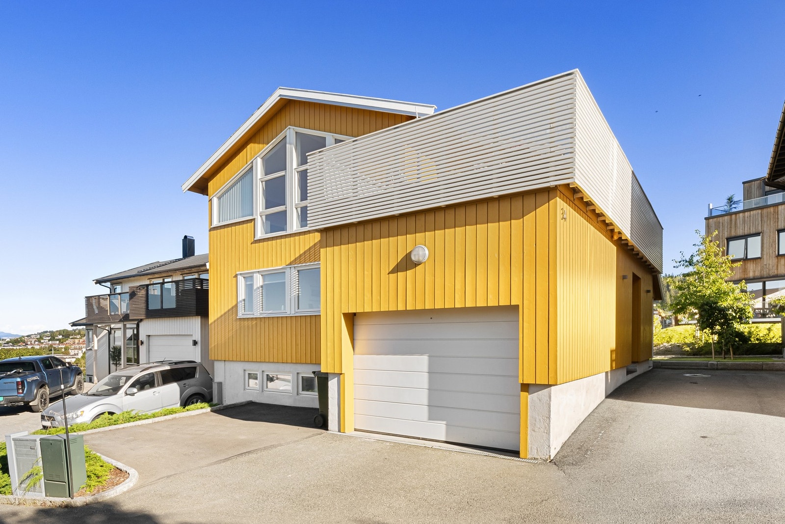 Det er godt med parkeringsmuligheter på oppstillingsplass og garasje (ikke omsøkt og godkjent). Det er monter el-lader i garasje. Galleribilde