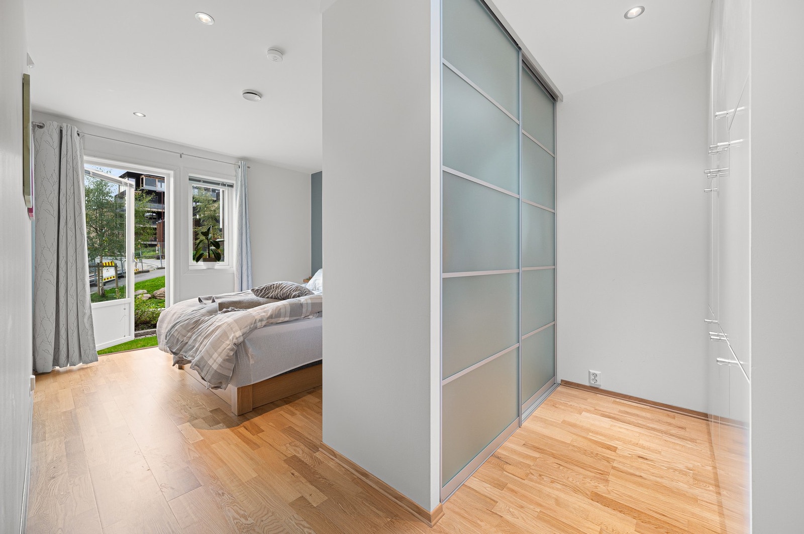 Hovedsoverommet er på hele 14,4m² og er praktisk innredet med skyvedørsgarderobe. Galleribilde