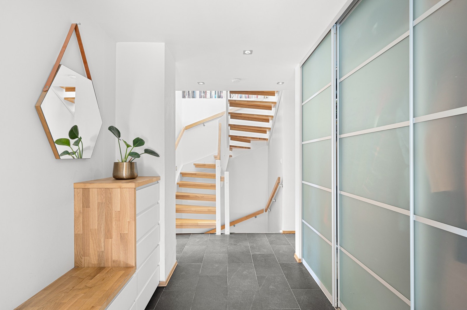 I 1. etasje finner du 3 gode soverom, baderom og er praktisk separat toalettrom. Det er godt med lagring i skyvedørsgarderobe. Galleribilde