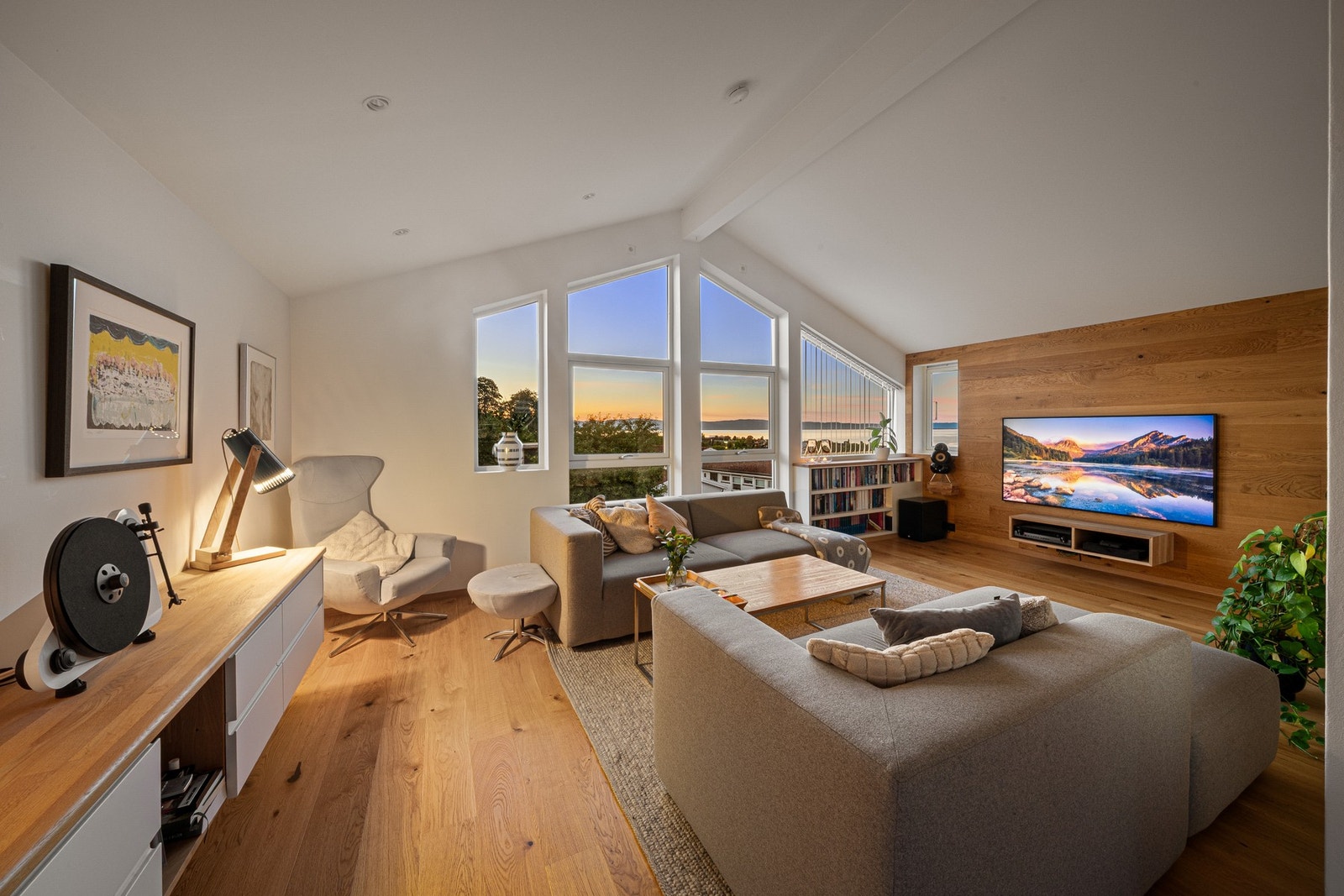 Boligen er vestvendt og ligger svært godt til i terrenget. Man får følgelig en nydelig og vidstrakt utsikt mot Trondheimsfjorden. Galleribilde