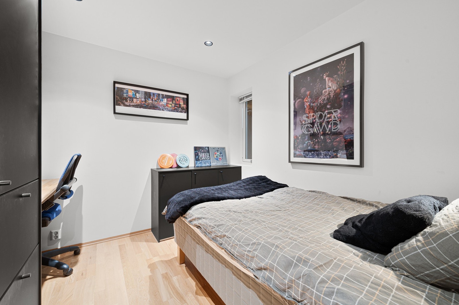 Soverommet i kjeller er ca. 8m². God plass til dobbeltseng og garderobemøblement. Galleribilde