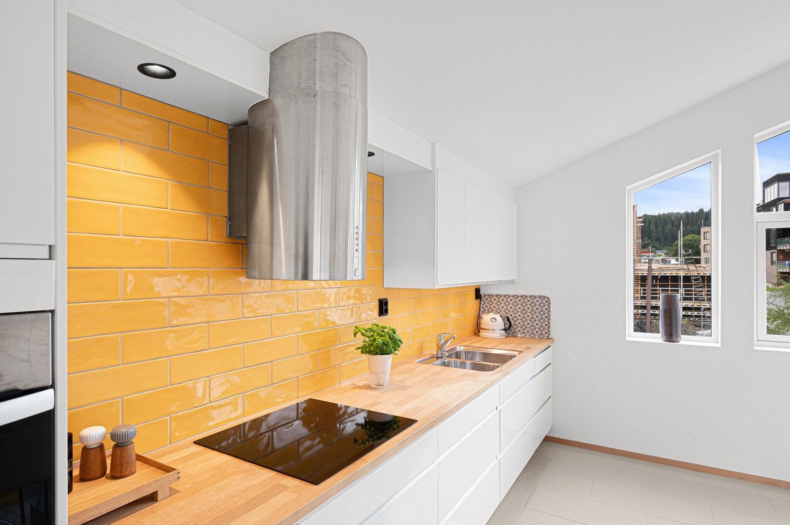 Integrerte hvitevarer gir kjøkkenet et moderne uttrykk. Galleribilde