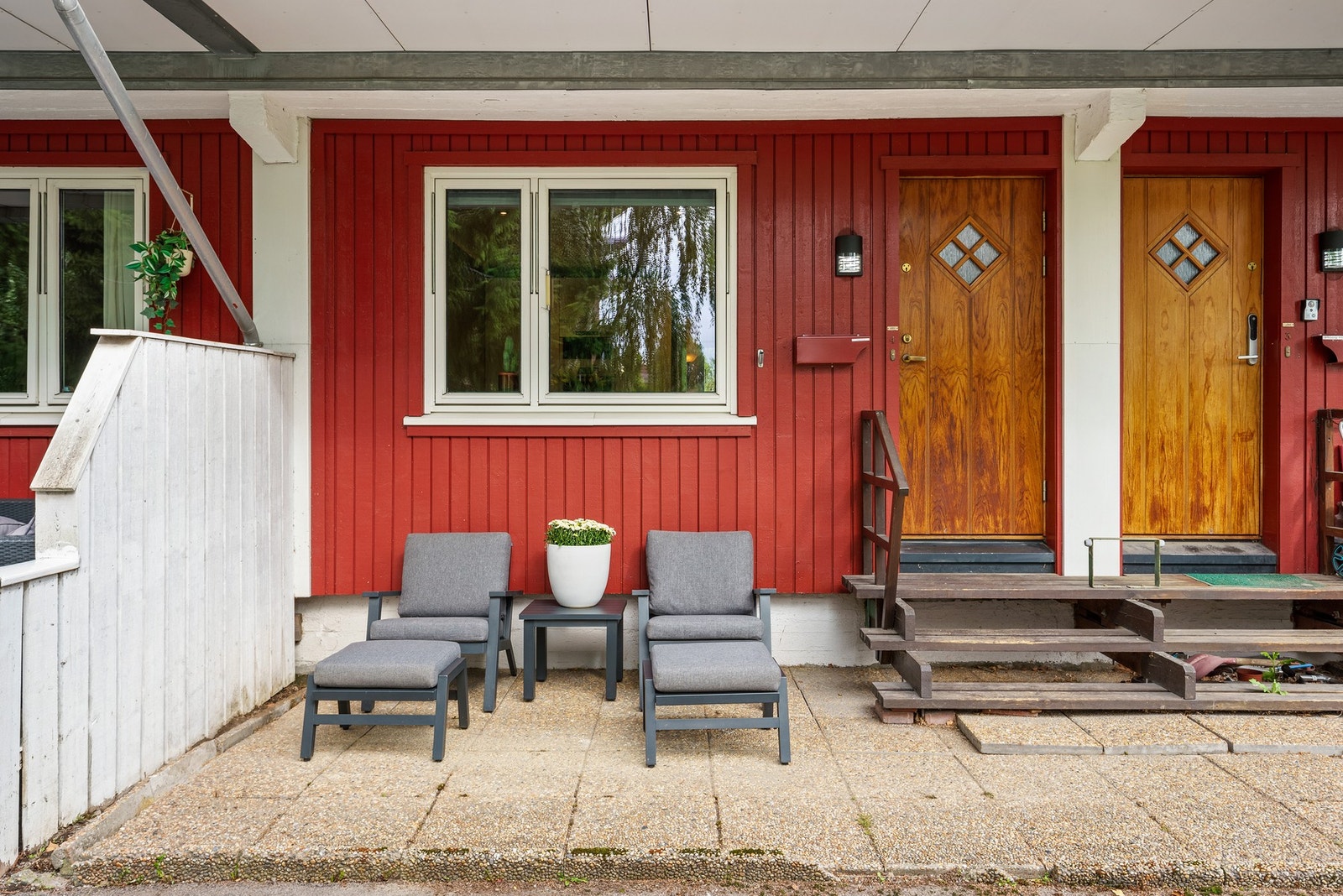 Den er belagt med betongstein og har en praktisk levegg mot naboen. Det er montert utelys på ytterveggen. Galleribilde