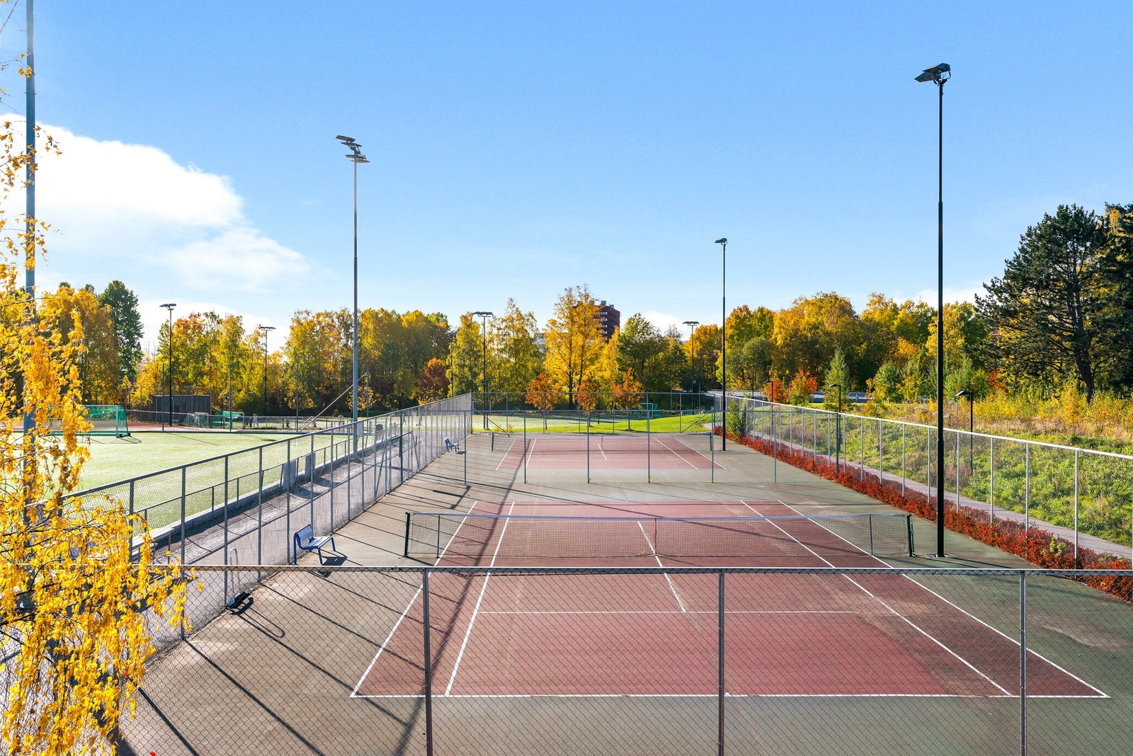 Her finnes også moderne tennisbaner. Galleribilde