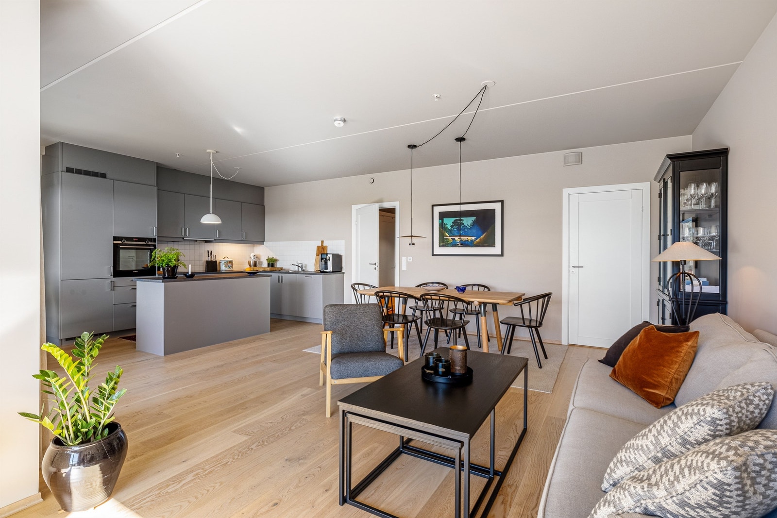 Stue å kjøkken ligger i åpen løsning Galleribilde