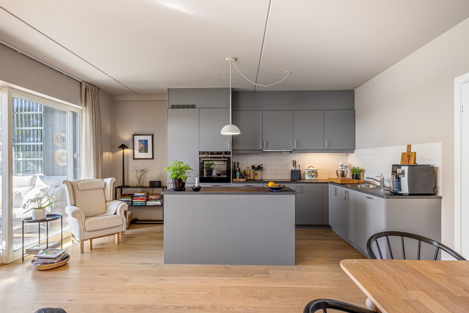 Kjøkkenet har godt med både skap og benkplass Galleribilde