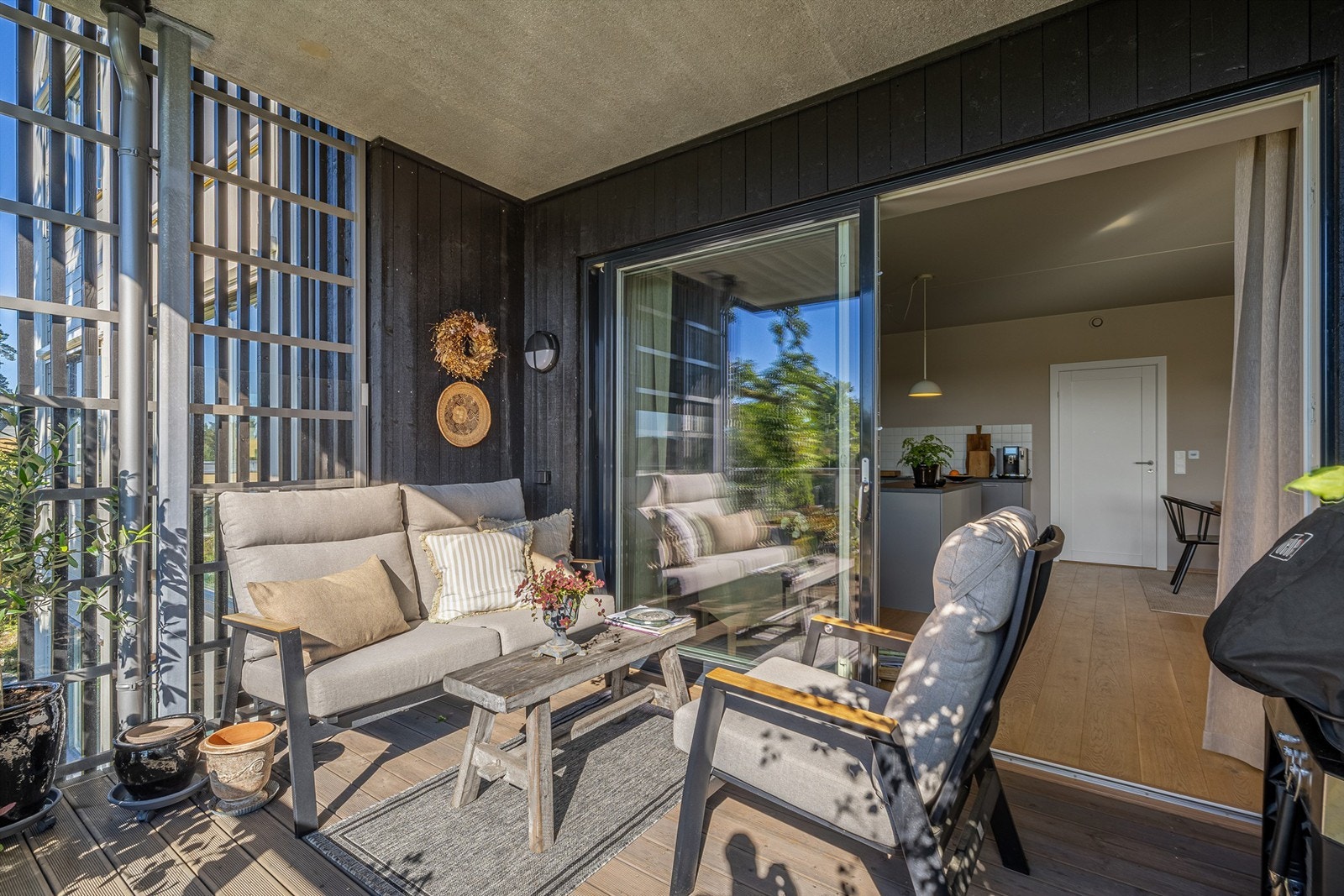 Balkongen er romslig med plass til flere sittegrupper Galleribilde