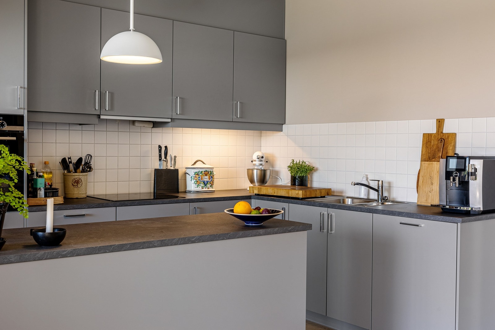 Flislagt mellom benk og overskap og oppvaskkum med ett-greps armatur Galleribilde