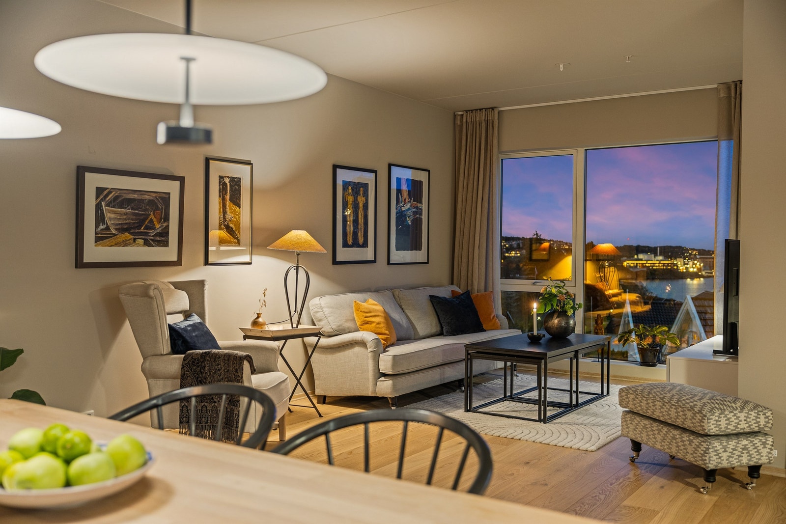 Lun, moderne og stilfull leilighet med nydelig utsikt til fjorden Galleribilde