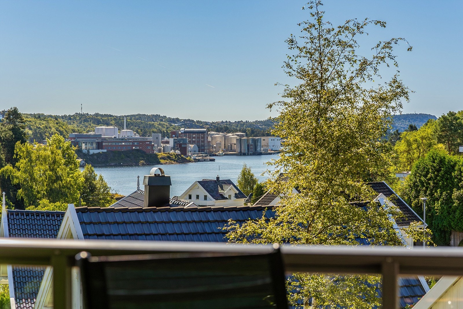 Flott utsikt til sjøen og omkringliggende omgivelser Galleribilde