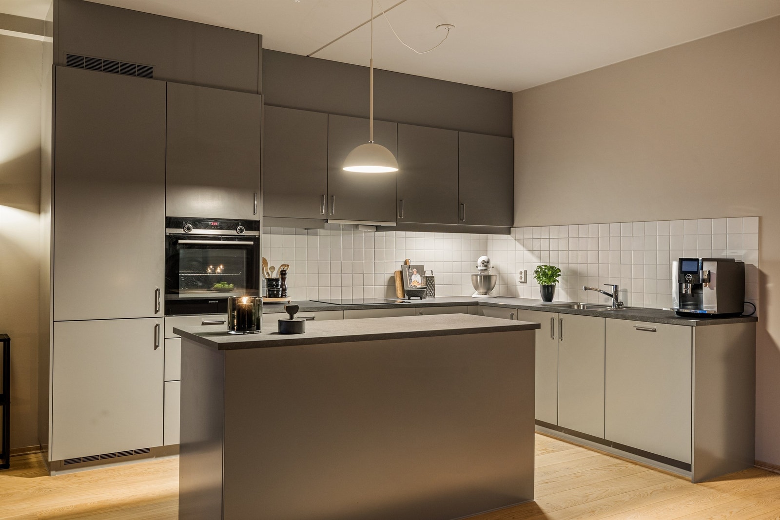 Godt med både skap og benkplass Galleribilde