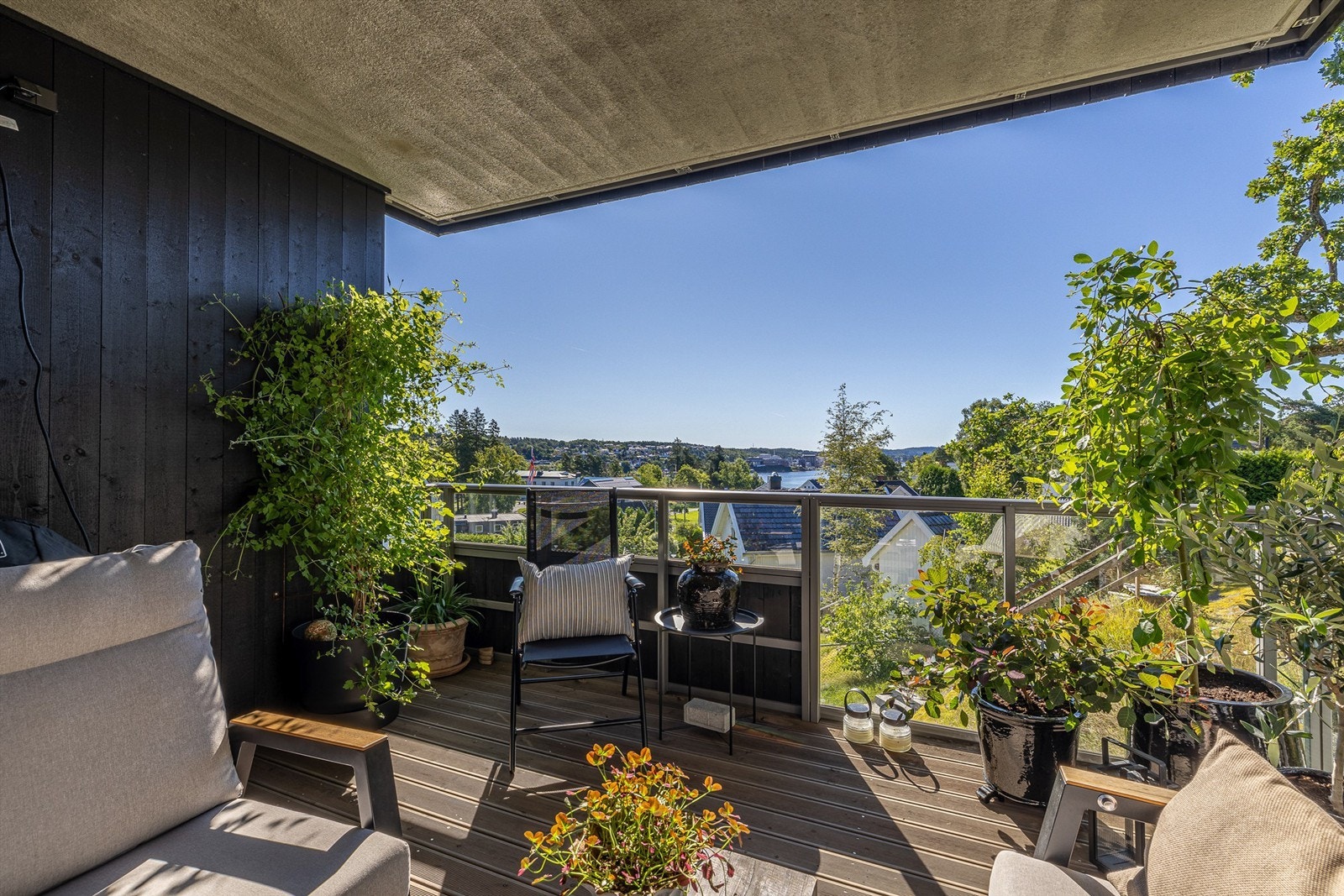 Fra stuen er det utgang til stor overbygget balkong mot sør Galleribilde